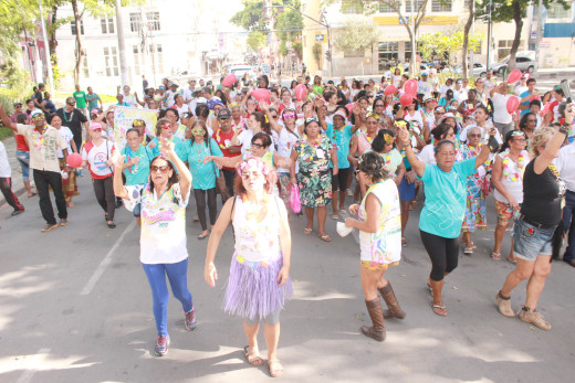 Grupos da melhor idade e foliões festejaram o pré-carnaval promovido na praça central da cidade