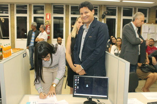 A nova servidora Camila Vaz Costa assina o termo de posse, representando os demais colegas