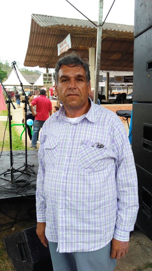 O cantor e compositor Veinho Gordo, do Distrito de Mucuri fez apresentação musical no palco de talentos