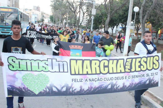 Participantes se organizaram em caminhada rumo à Praça Tiradentes
