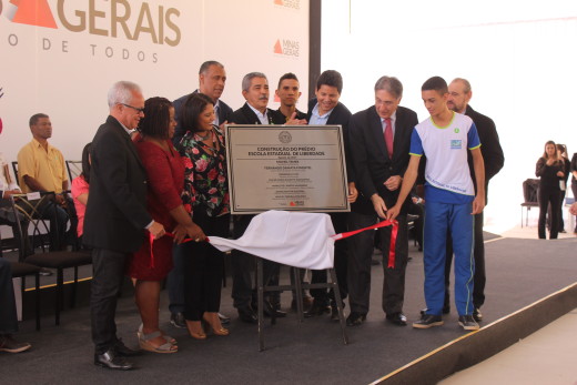 Daniel Sucupira, Governador Pimentel e comitiva descerram placa de inauguração da Escola na comunidade da Lajinha