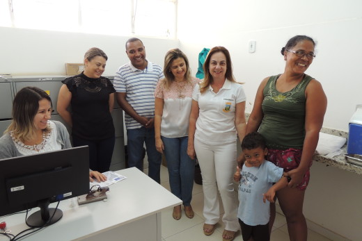 Aline Pereira(à direita) levou seu sobrinho João Lucas para atualizar a carteira de vacinação