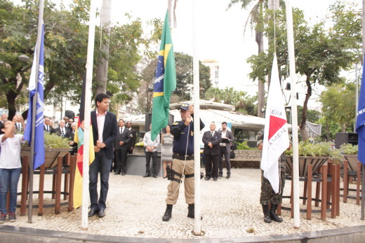 Momento do hastiamento das bandeiras do Brasil, Minas Gerais, Teófilo Otoni e de escolas municipais