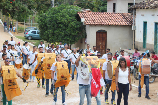 O desfile ocorreu na principal rua do povoado de Rio Pretinho