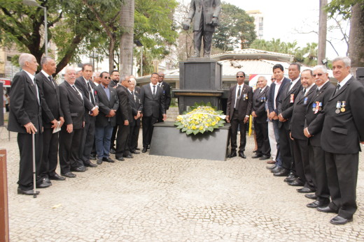 Os maçons homenagearam a cidade pelo aniversário deixando sobre o monumento do fundador uma coroa de flores copy