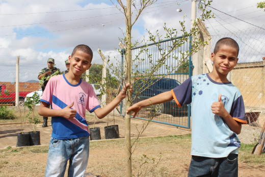 Os irmãos Carlos Daniel e Marcos Ravel, da Escola Patrício Gomes, participaram do plantio de uma árvore no CEMEI