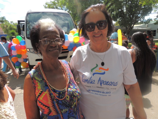 A Presidente da APAE, Gelcyra Rodrigues(à esquerda) expressou a alegria que sentiu ao receber o tão aguardado veículo