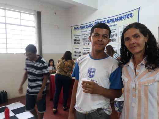 Maria Aparecida levou o filho Tiago Fonseca para interagir com outros adolescentes nas atividades