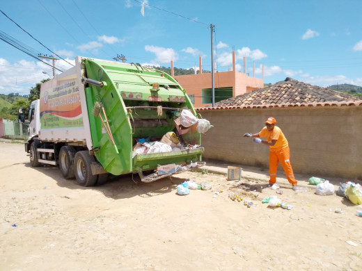 A coleta de lixo está sendo feita duas vezes por semana no distrito de Mucuri