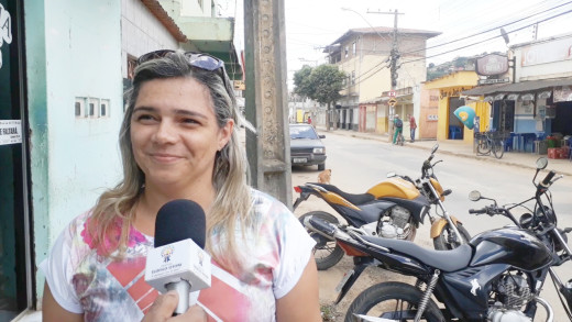 Jennifer Paranhos ficou satisfeita com o tapa buracos na rua Rachid Handere